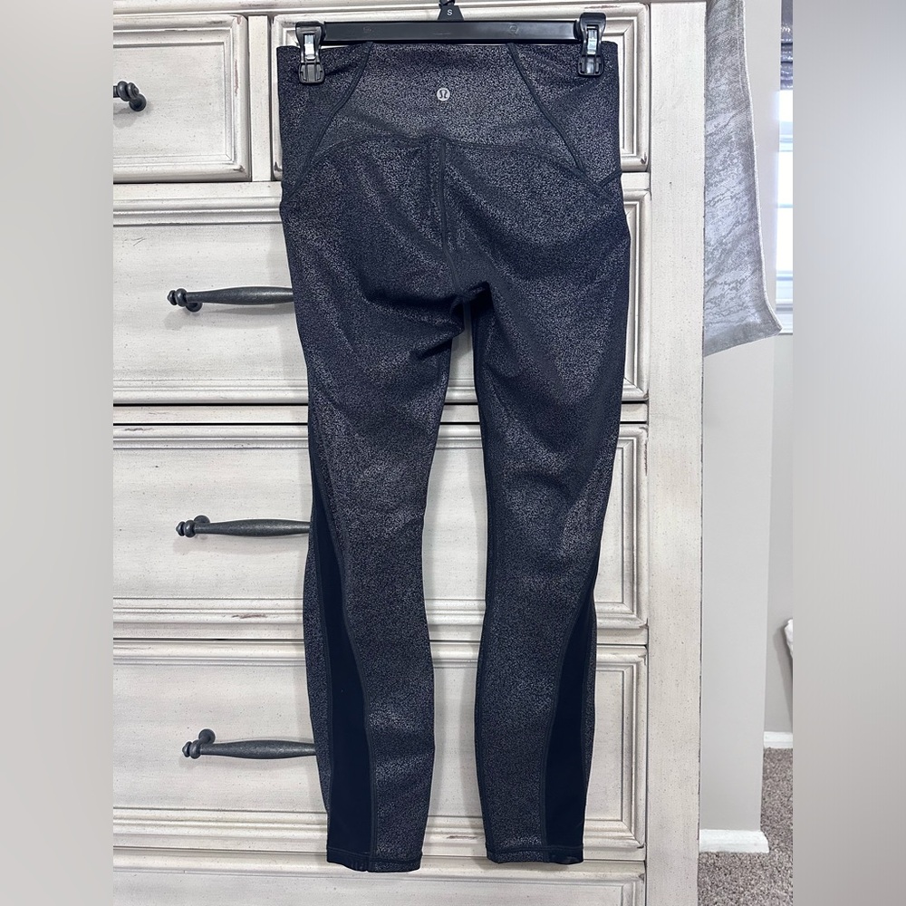 Lululemon Train Times 7/8 Pant *25"
Luminosity Foil Print Black Silver / Black